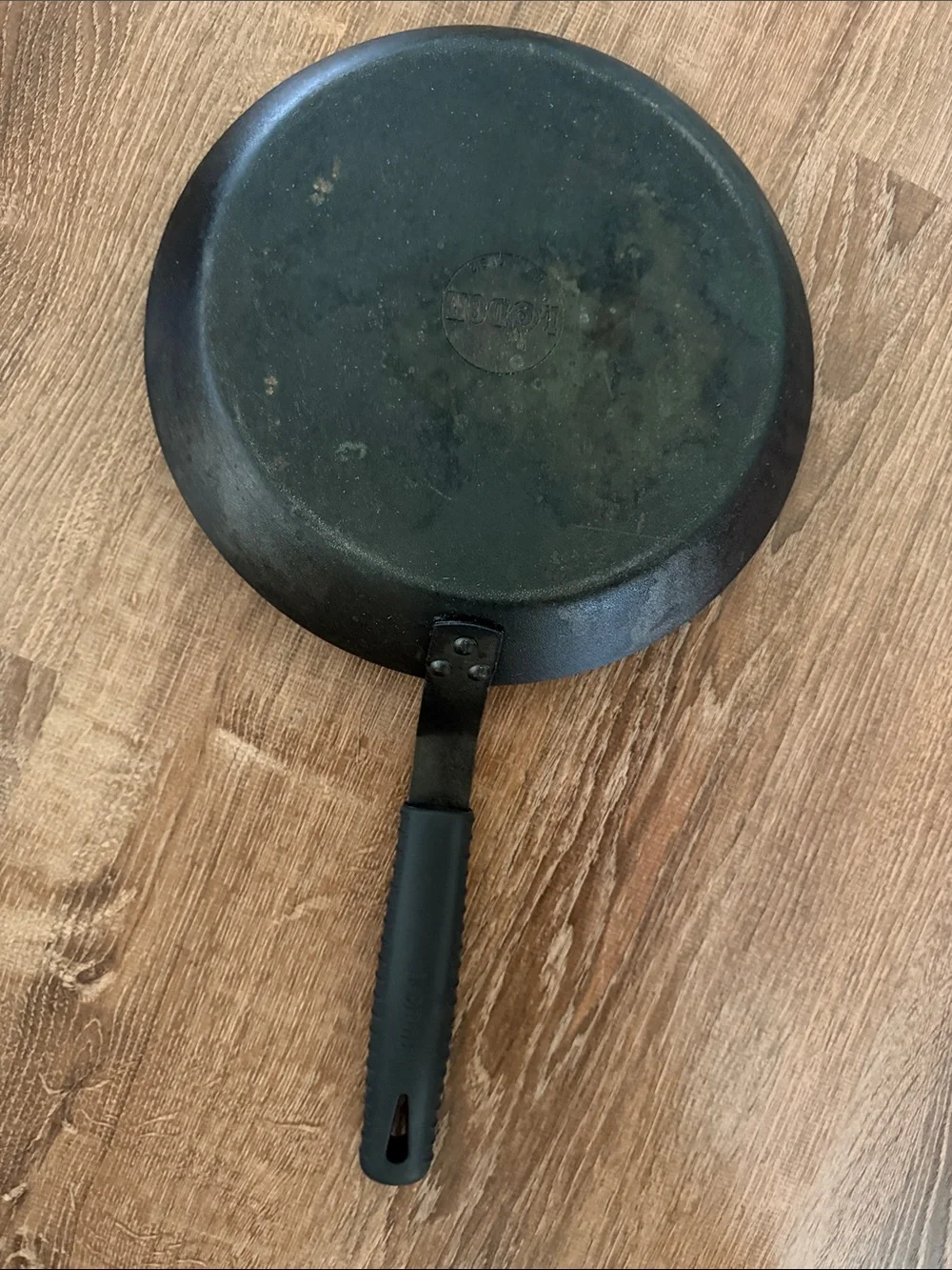 Black cast iron Frying Pan with Comfort Grip Handle